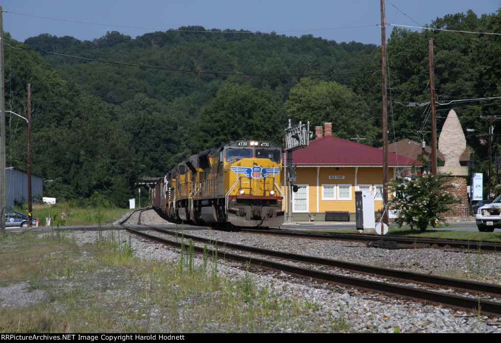 UP 4730 leads NS train 166 eastbound